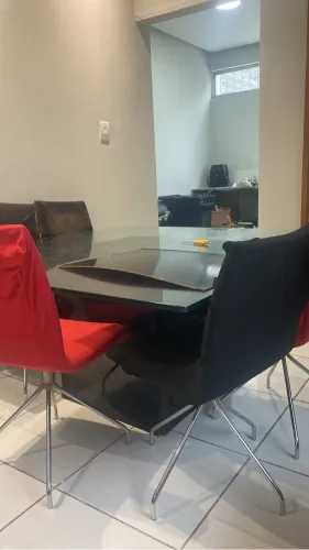 Vendo Mesa de vidro usada com 6 cadeiras com avaria 