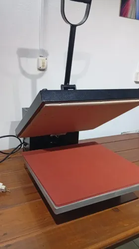Prensa térmica para camisetas e canecas