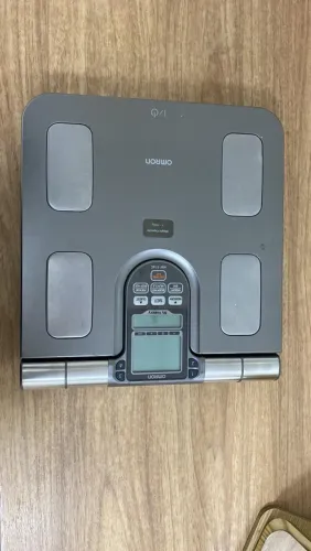 balança digital de bioimpedância omrom