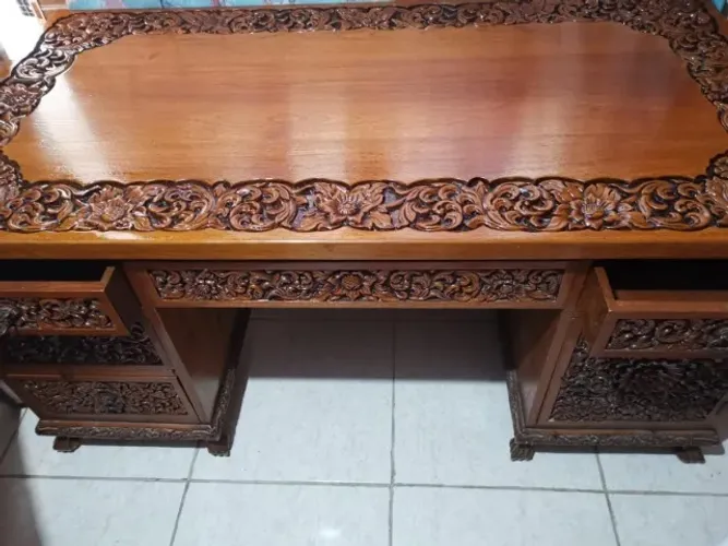 Secretária de escritório antiga em mogno com detalhes esculpidos a mão