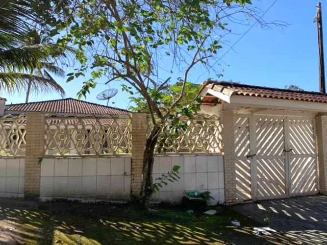 Casa para venda em Praia Da Lagoinha de 267.00m² com 4 Quartos, 1 Suite e 5 Garagens