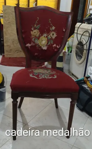 Cadeira medalhão - exige reparos no tecido - não tem cupim