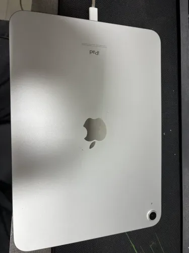 iPad 10 com carregador original na caixa