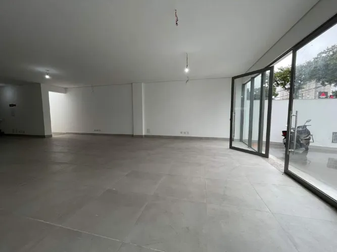 Loja nova para locação, 292m², na Vila Mathias, em Santos/SP.