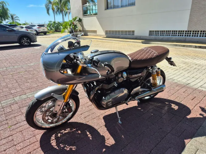 Banco / Assento custom Triumph Thruxton R - Pedrinho Bancos