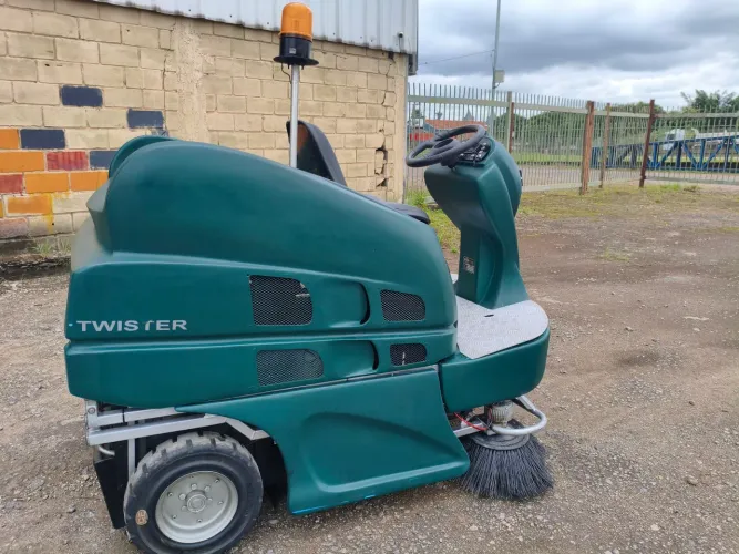 Varredeira Alfa Tennant Twister 