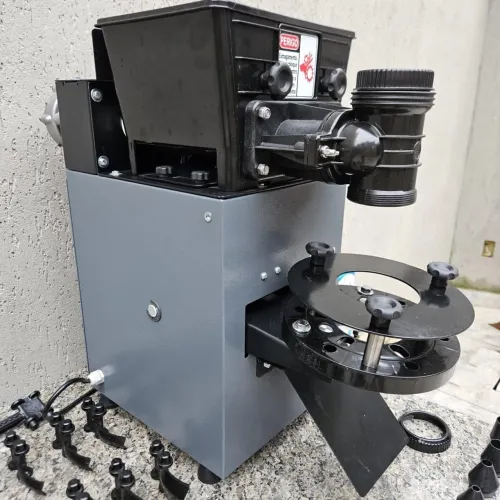 Maquina de salgados faz de 08 até 180gr com masseira