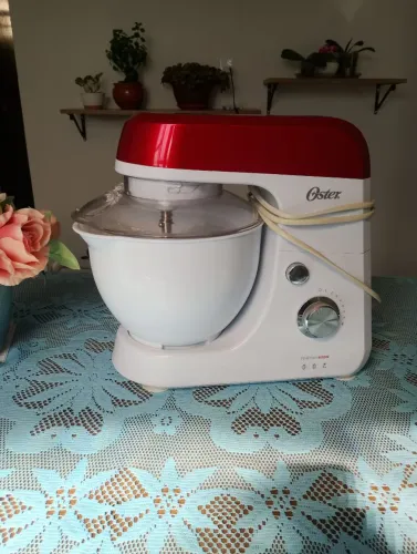 Batedeira elétrica Oster 600w super conservada usada apensas 3 vezes 