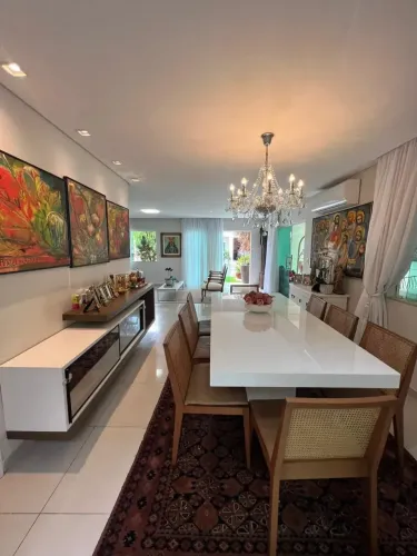 Vendo casa duplex em condomínio fechado, alto padrão, fino acabamento.