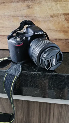 Câmera DSLR Nikon D5200 com lente do kit 18-55mm USADA