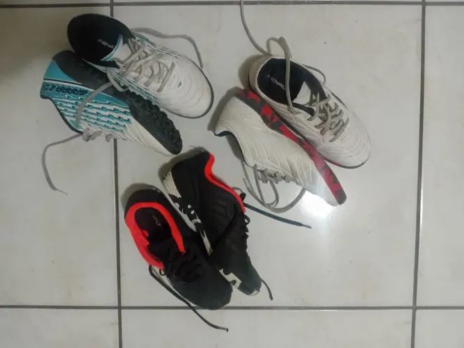 Vendo chuteiras Pênalti 50 reais cada. Duas de futsal e uma Society