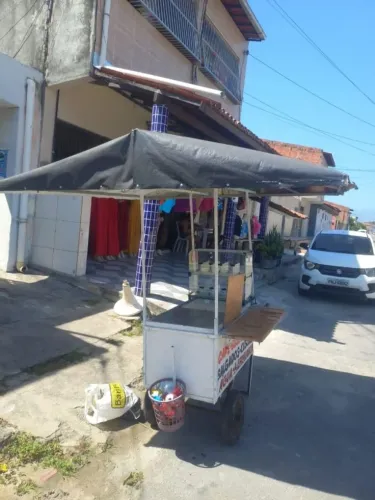 Carrinho de lanche com quatro banquinhos