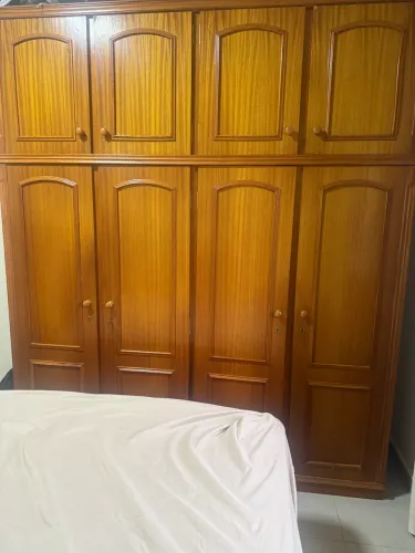 VENDE-SE GUARDA-ROUPA DE MADEIRA MACIÇA