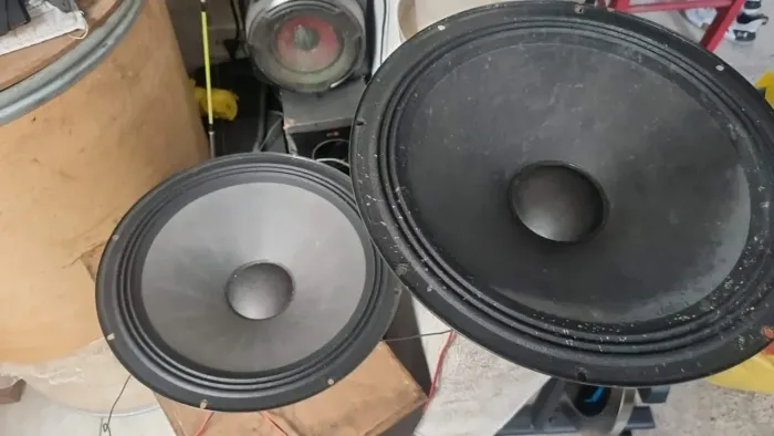 Som woofer caixa seca e duas cornetas 
