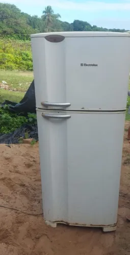 Vendo geladeira  com defeito 