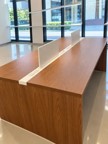 Mesa Empresarial para equipes com Divisão e entrada para USB e tomadas 