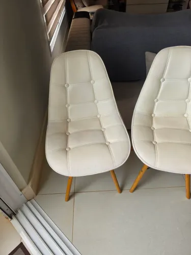 Cadeiras Claras Courino Estilo Eames Jogo com 4