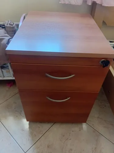 Mesa de cabeceira com rodinhas