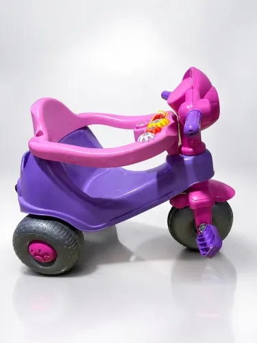 Triciclo Infantil Rosa e Lilás com Som e Atividades - Excelente Estado