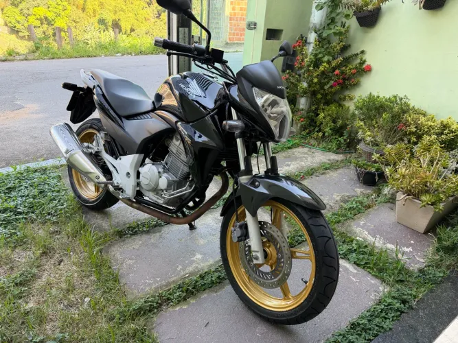 Cb300 2015 (último modelo)apenas 32 mil rodados