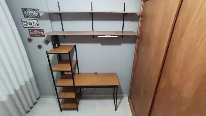 Mesa escrivaninha e prateleiras