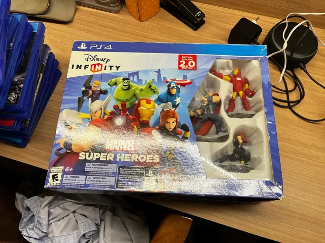 Disney infinity 2.0 (PS4) (CD) (Plataforma com todos bonecos)