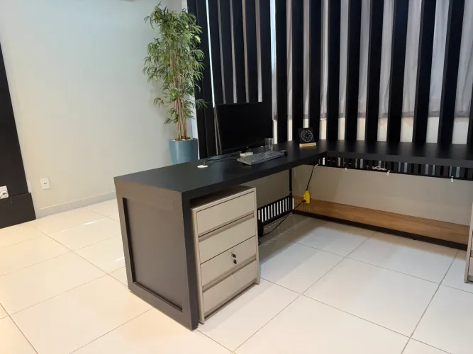 Mesa para escritório com gaveteiro