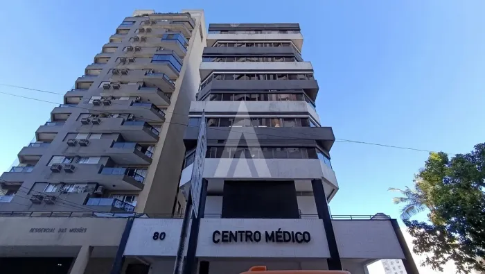 Sala comercial 48,36m², no Centro de Joinville, com 2 lavabos. Edifício com hall de entrad