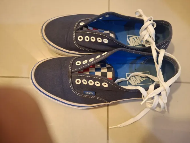 Tênis vans número 39. Em excelente estado. 