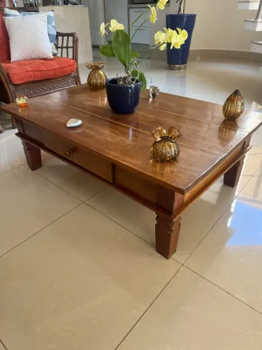 Mesa de centro em madeira maciça de demolição