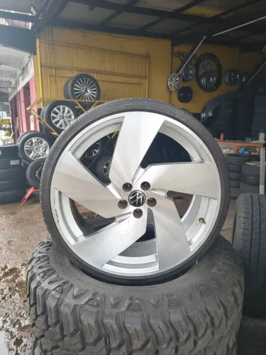 Rodas com pneus novos 215/30/20