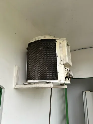 Ar condicionado 12 mil BTUs c/ defeito, R$ 700,00