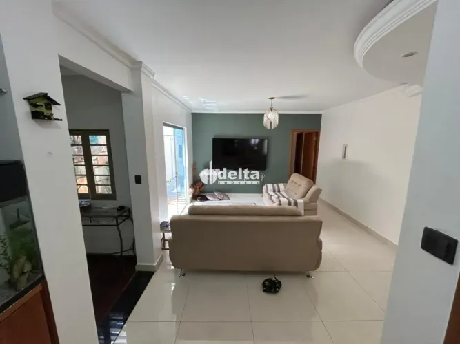 Casa residencial com 3 quartos sendo 2 suítes disponível para locação no bairro Santa Rosa