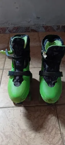 Vendo patins de 4 rodas verde