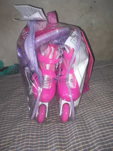Patins com todos os acessórios novo com nota fiscal do 28ao31 na cor rosa 2em1valor 135,00