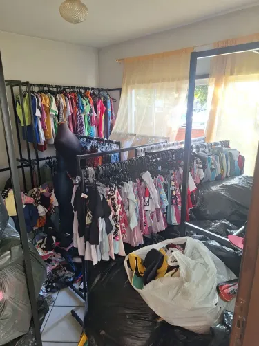 Vendo ou troco por carro ou moto este lote de roupas com mas de 10.000 pç