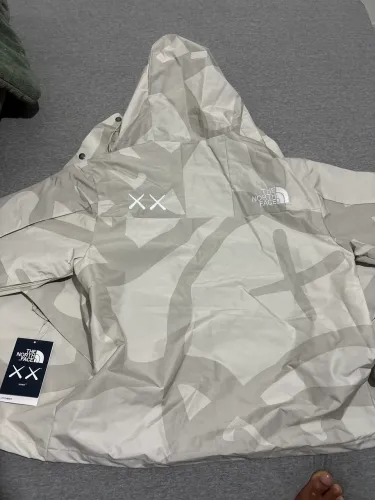 casaco THE NORTH FACE KAWS
