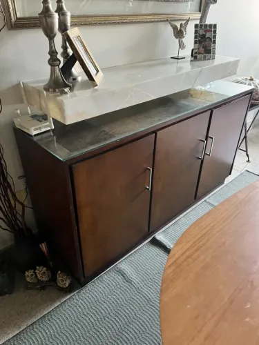 Buffet/aparador de madeira com tampo de vidro