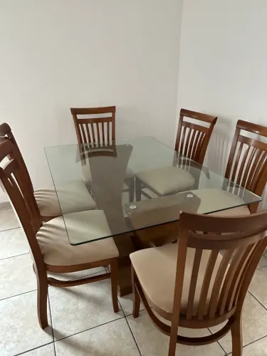 Vendo Mesa com 6 cadeiras.
