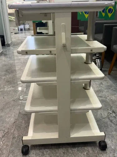 Carrinho odontológico