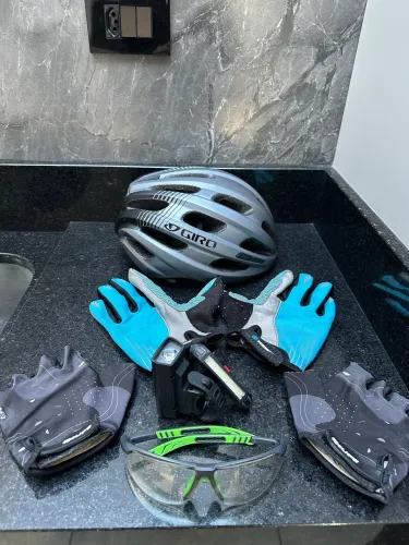 Capacete Giro Isode 54-61 + brindes