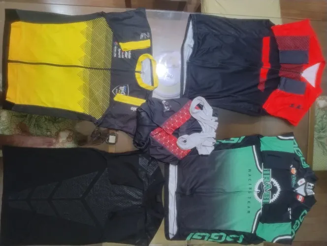 Camisas e bermuda para ciclista, 20 reais cada