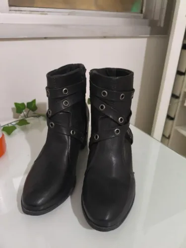 Bota feminina preta de cano curto