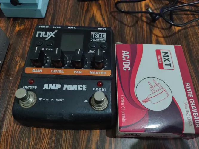 Pedal Nux Amp Force + fonte 9v na caixa 