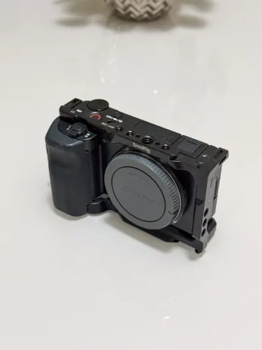 Câmera Sony ZV-E10 (CORPO) + Cage Smallrig + 2 baterias + Cartão SD