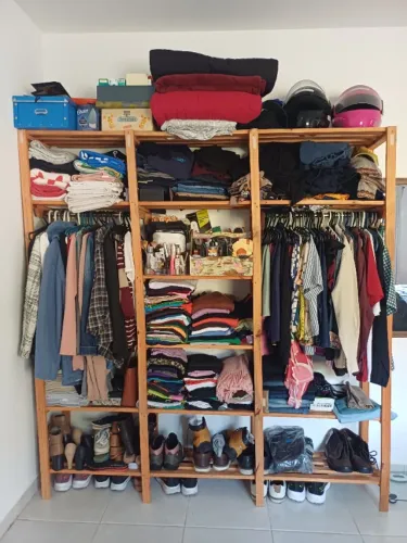 Estante de madeira - Guarda roupa