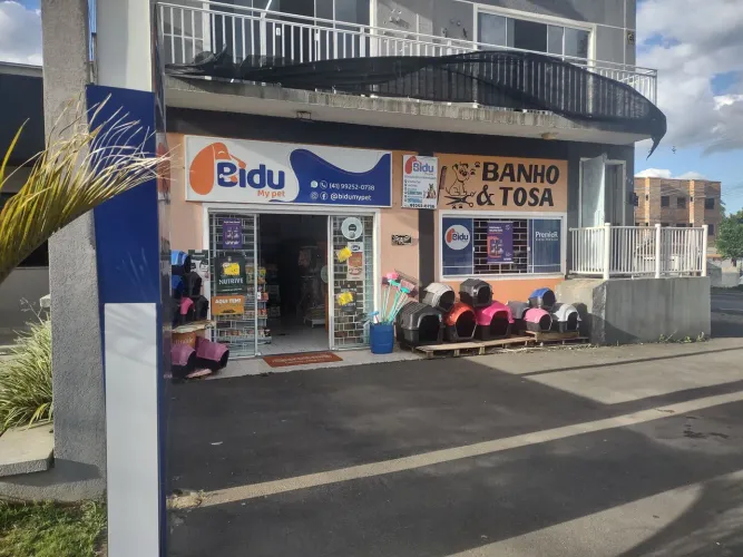 Casa de ração, com banho e tosa e consultório veterinário.