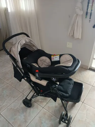 Carrinho de Bebê Alça Reversível com Bebê Conforto Cosco Kids