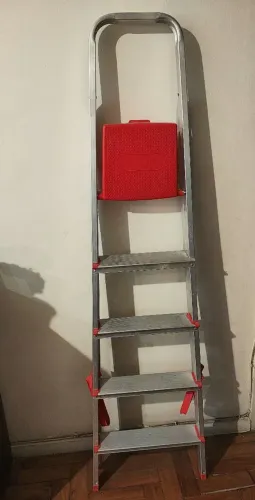 Vendo escada de alumínio de 5 degraus.  