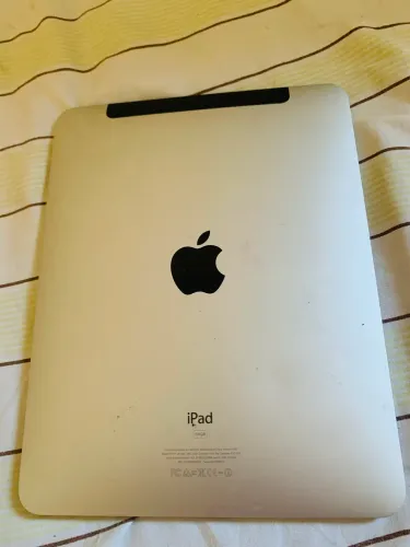 iPad Apple de 1ª geração, com 64GB de armazenamento e conexão Wi-Fi.